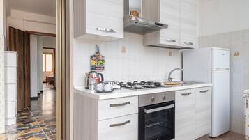 Frigorifero, microonde, forno, piano cottura