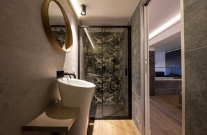 Een douche, een haardroger, handdoeken