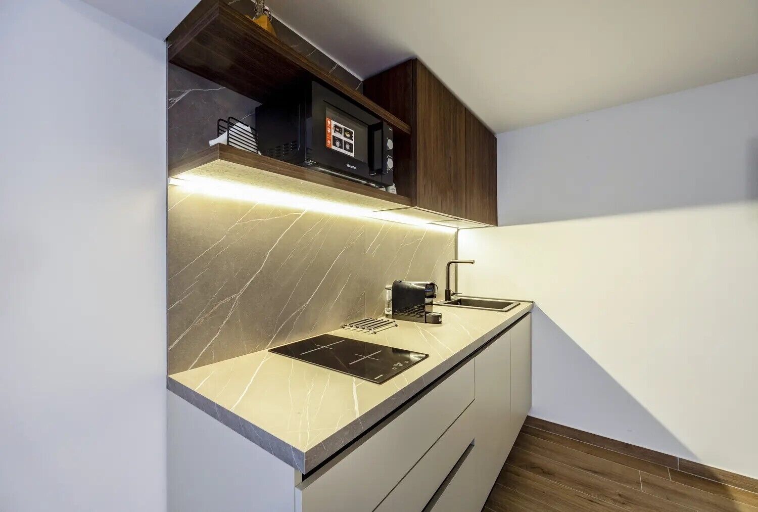 Réfrigérateur, micro-ondes, plaque de cuisson, cafetière/bouilloire