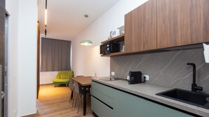 Una cocina moderna con pileta integrada, armarios de madera y un comedor con mesa y sillas.