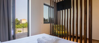 Apartment 'La Brisa Apartments - Tramontana' with Private Terrace, Wi-Fi and Air Conditioning