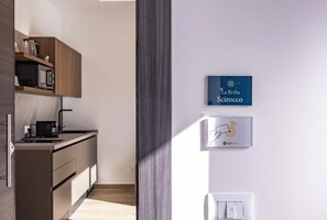 Een koelkast, een microgolfoven, een kookplaat