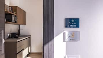 Køleskab, mikrobølgeovn, kogeplade, kaffe-/temaskine