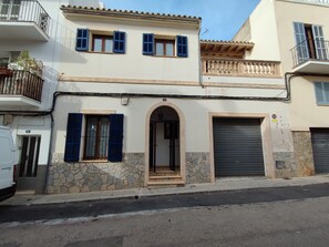 Exterior detail - Vacation Home "Can Marinero" with Private Garden, Balcony & Wi-Fi (Porto Cristo)