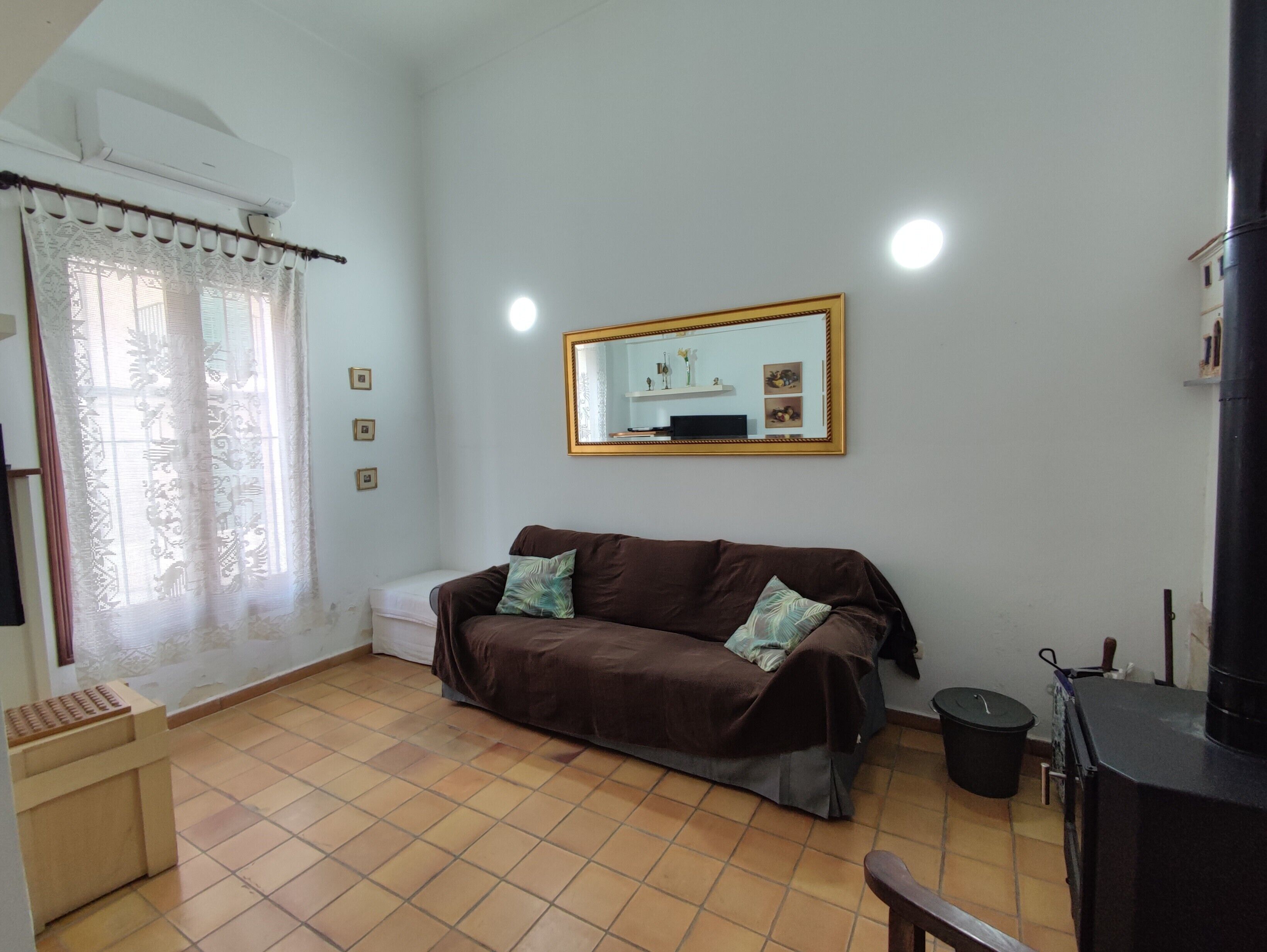 TV, caminetto, lettore DVD, impianto stereo