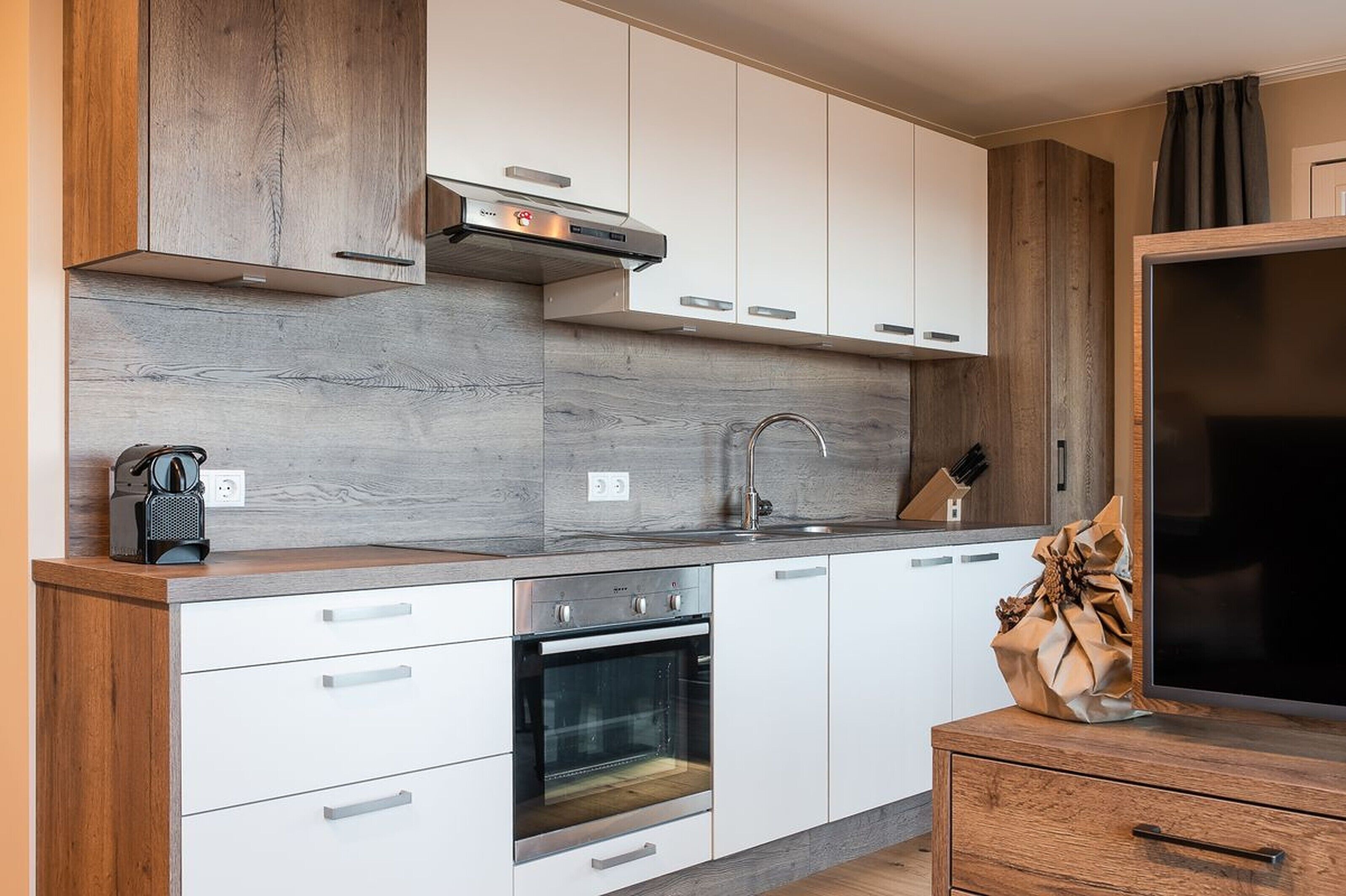 Kühlschrank, Mikrowelle, Ofen, Herdplatte