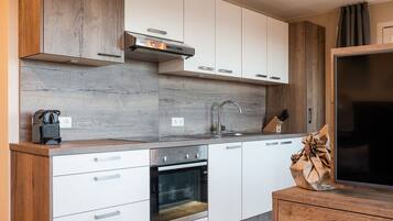 KĂŒhlschrank, Mikrowelle, Ofen, Herdplatte