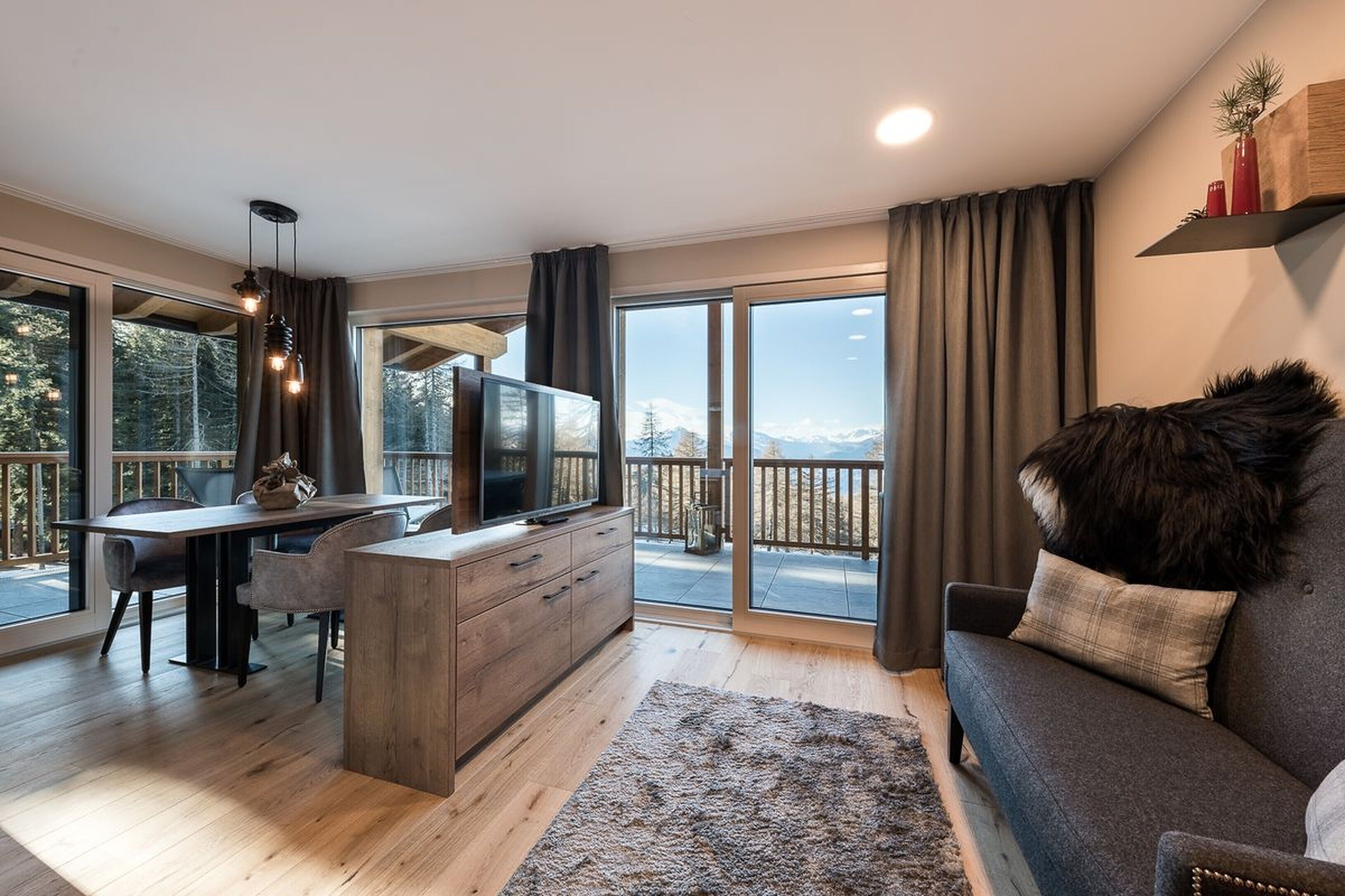 Fernseher, Tischtennisplatte