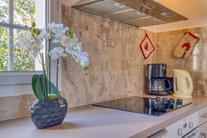 Kühlschrank, Mikrowelle, Ofen, Herdplatte