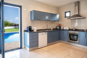 Fridge, microwave, oven, stovetop - Villa "Ca na Magdalena" with Mountain View, Private Pool & Wi-Fi (Santanyi)