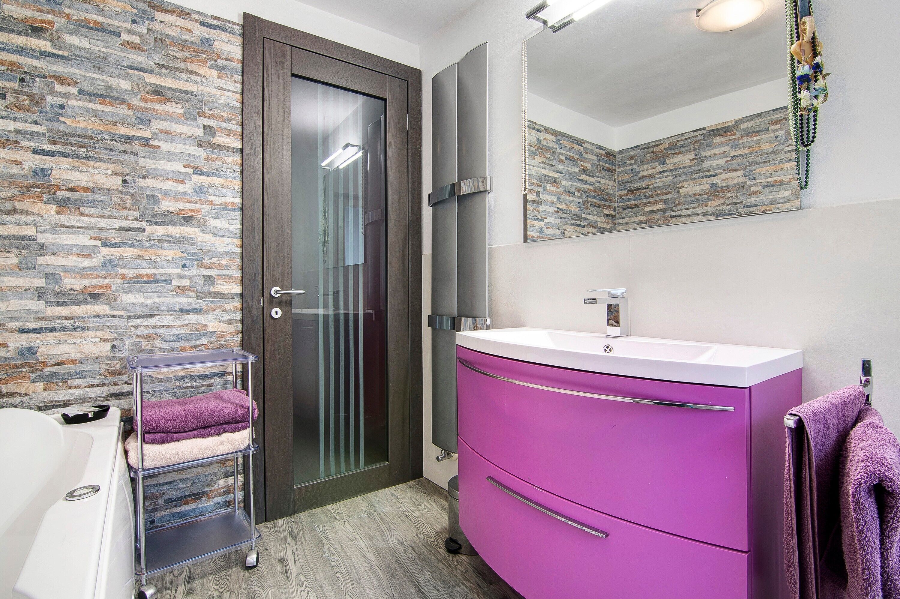 シャワー、ヘアドライヤー、タオル