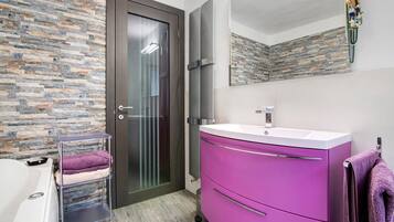 シャワー、ヘアドライヤー、タオル