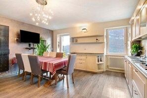 Dining - Apartment 'Belcantone' with Lake View, Balcony and Wi-Fi (Grandola ed uniti)