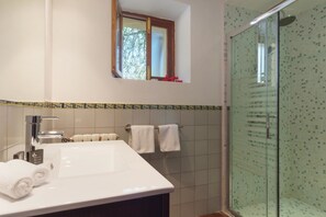 Shower, hair dryer, towels - Villa "Llangana" with Mountain View, Private Pool & Wi-Fi (Pollensa)