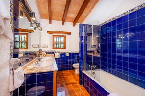 Douche, sèche-cheveux, serviettes fournies