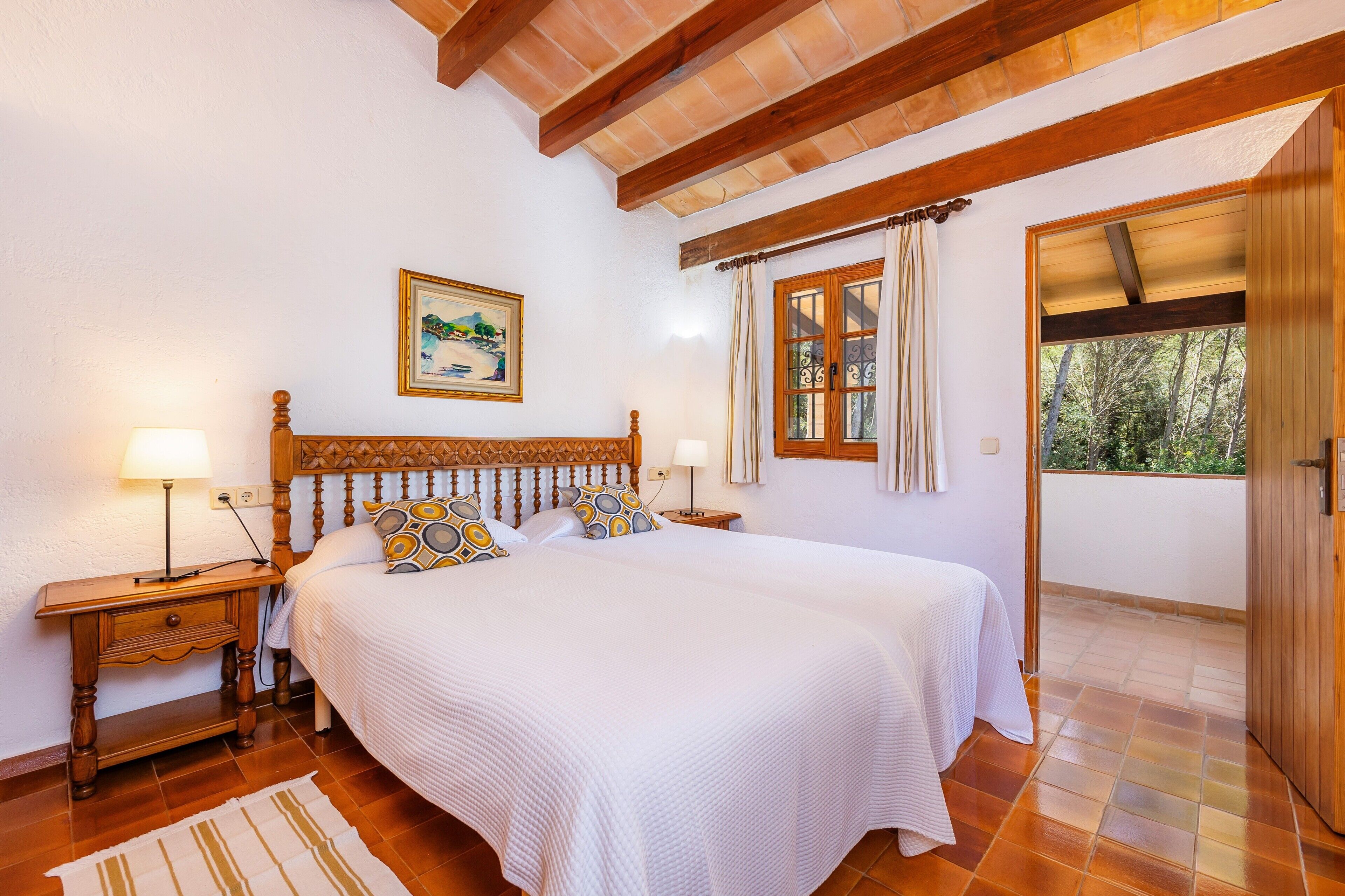 4 bedrooms, iron/ironing board, free WiFi, bed sheets