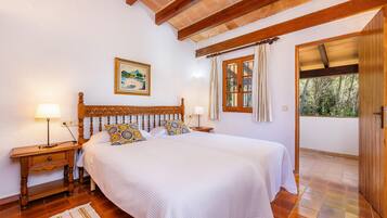 4 bedrooms, iron/ironing board, free WiFi, bed sheets