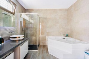 Dusj, hårføner og håndklær