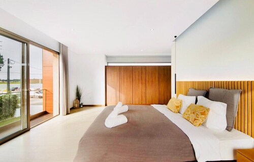 Villa 'Ria Lounge House' with Private Terrace, Balcony and Wi-Fi