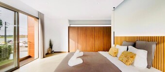 Villa 'Ria Lounge House' with Private Terrace, Balcony and Wi-Fi