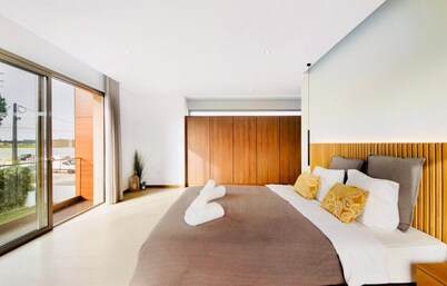 Villa 'Ria Lounge House' with Private Terrace, Balcony and Wi-Fi