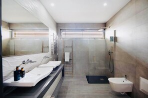 Shower, hair dryer, towels - Villa 'Ria Lounge House' with Private Terrace, Balcony and Wi-Fi (Torreira)