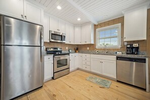 Kjøleskap, mikrobølgeovn, ovn og kokeplater