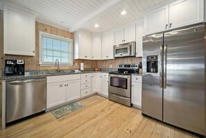 Fridge, microwave, oven, stovetop - "Don't Worry" Beach House. 3/2, 2 blocks to beach (Gulf Shores)
