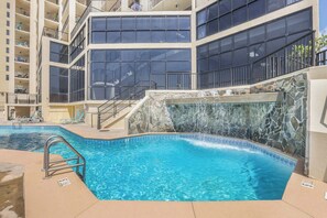 Alberca techada y alberca al aire libre