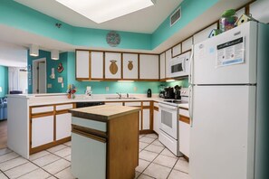 Réfrigérateur, four à micro-ondes, un four, surface de cuisson