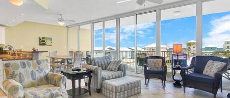 Smart-tv, böcker och kontor