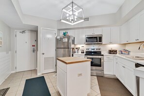 Kjøleskap, mikrobølgeovn, ovn og kokeplater