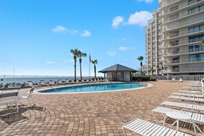 Innendørsbasseng og utendørsbasseng