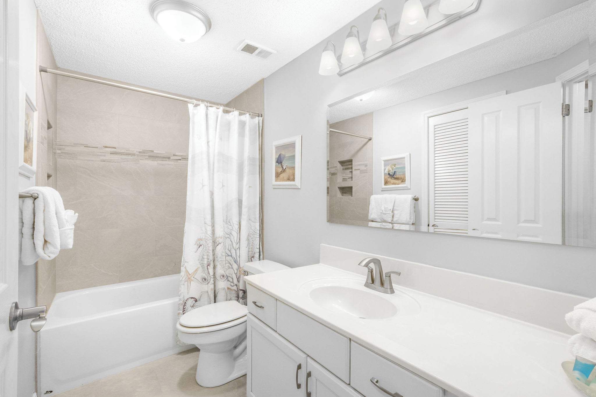 Une salle de bain moderne avec une baignoire, des toilettes et un meuble-lavabo.