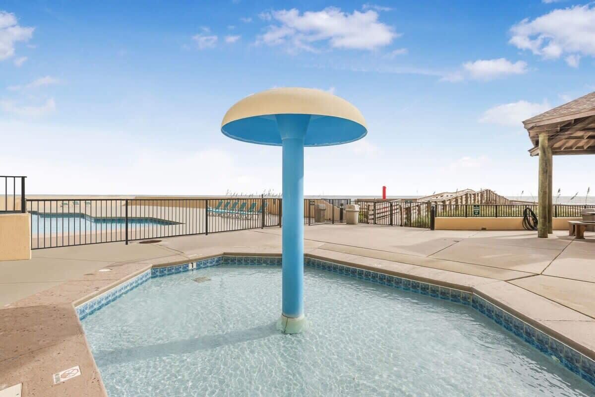 Una piscina cubierta, una piscina al aire libre
