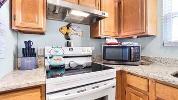 Een koelkast, een microgolfoven, een oven, een kookplaat