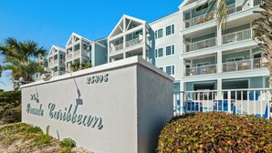 Un hôtel situé en bord de mer, avec une enseigne indiquant « Franklin Caribbean ».