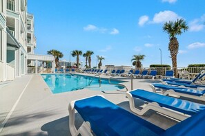Outdoor pool - Grand Caribbean 424: Beach View, Easy beach access (Orange Beach)