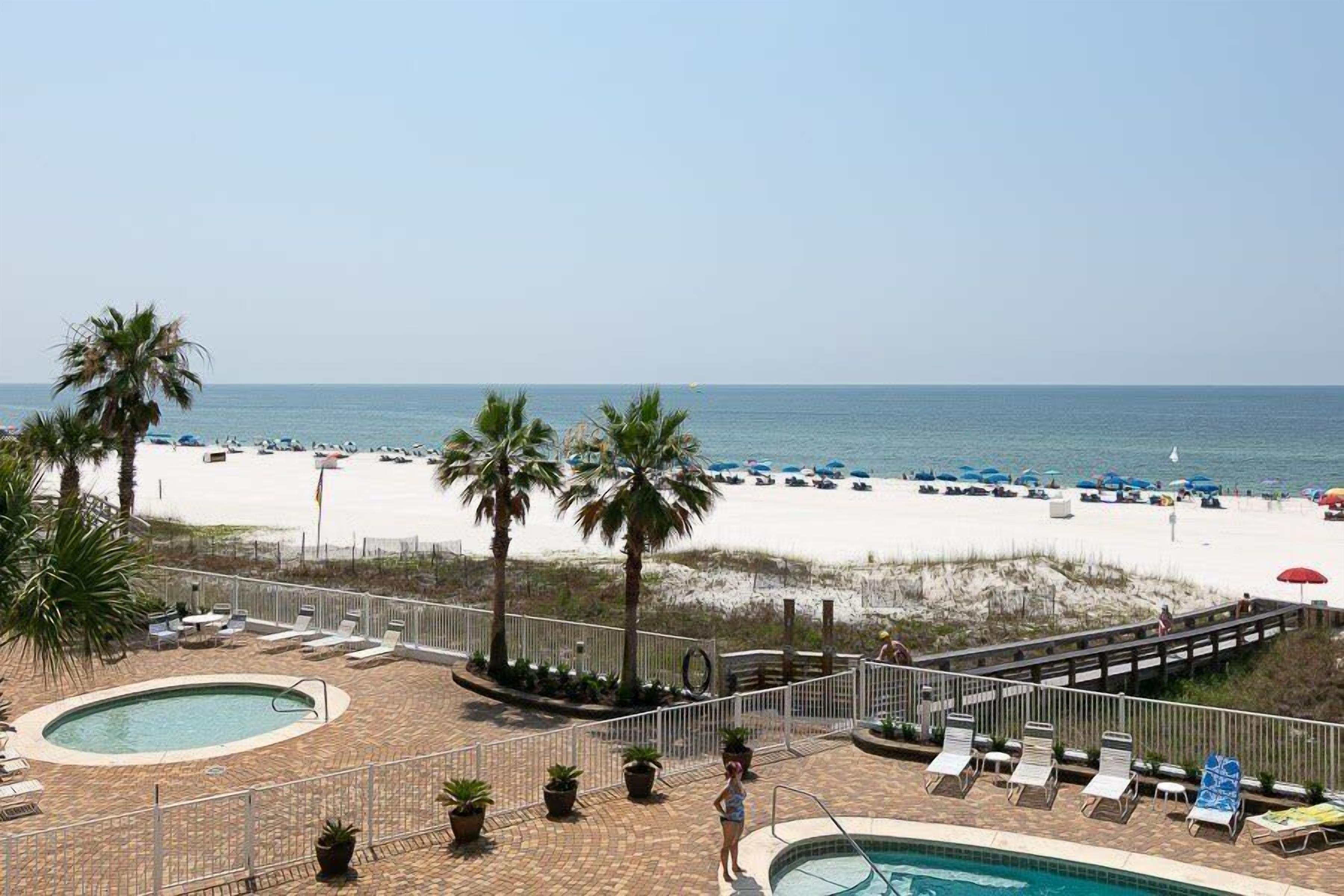 Alberca techada y alberca al aire libre