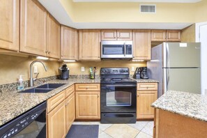 Réfrigérateur, four à micro-ondes, un four, surface de cuisson