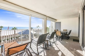 Outdoor dining - Windward Pointe 305: 3rd floor, Beachfront, pool (Orange Beach)