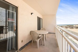 Outdoor dining - Sugar Beach153- 4 pools, Two bedrooms, 2 baths, beach-side (Orange Beach)