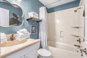 Douche, serviettes fournies, savon, papier toilette