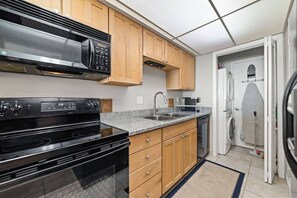 Coffee/tea maker, fridge, microwave, oven
