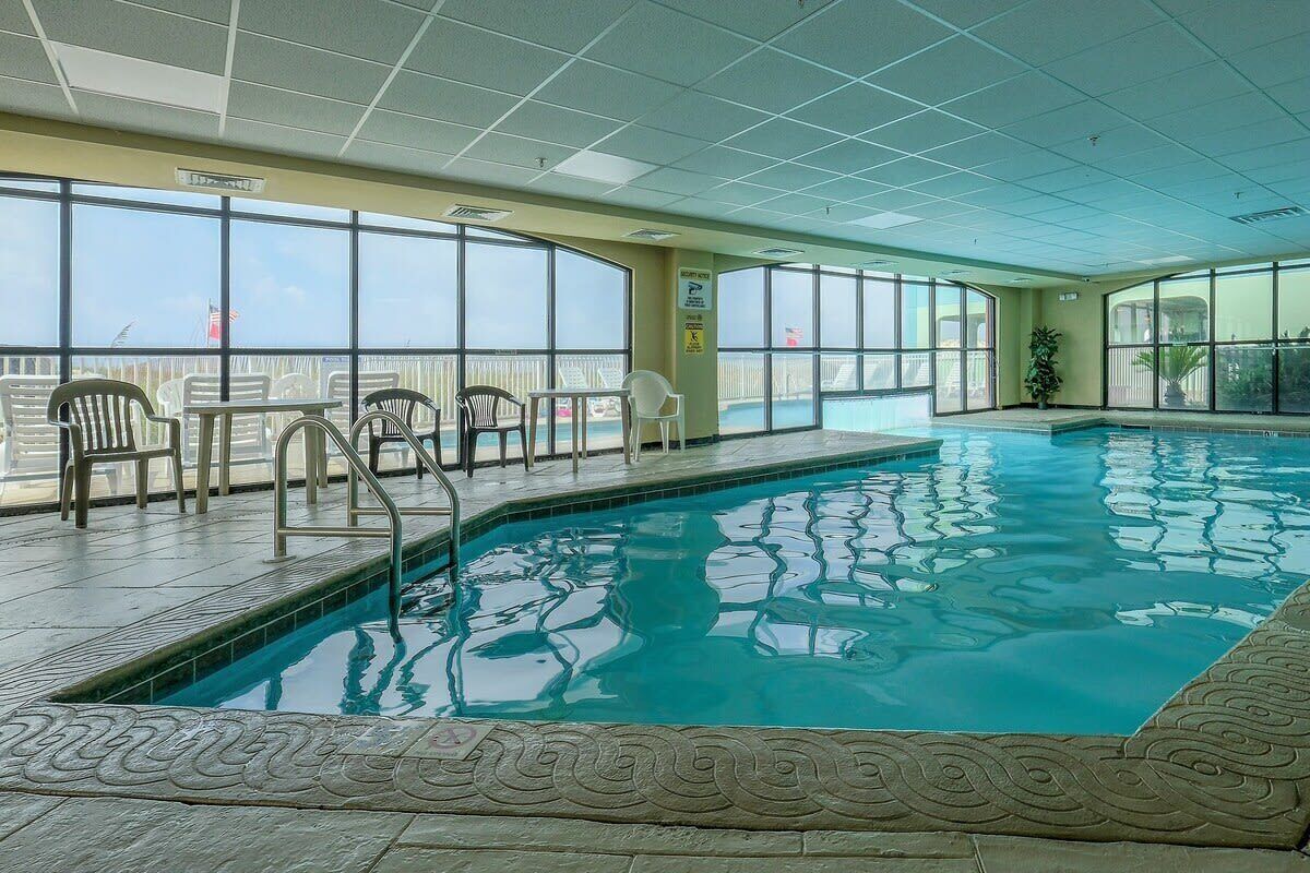 Innendørsbasseng og et oppvarmet basseng