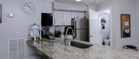 Kjøleskap, mikrobølgeovn, ovn og kokeplater