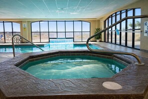 Innendørsbasseng og et oppvarmet basseng