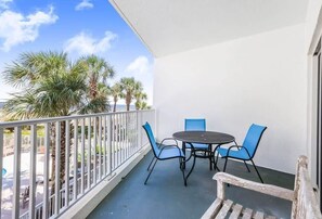 Outdoor dining - Palm Beach 22-D, beachfront, beach-view, 2nd floor (Orange Beach)