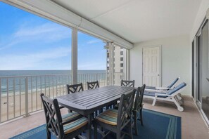 Outdoor dining - Regency Isle 711:,2 BR/2.5 BA, sleep 8, gulf-front (Orange Beach)