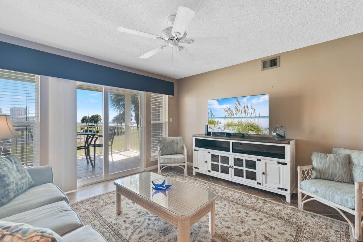 Living and Access to Patio